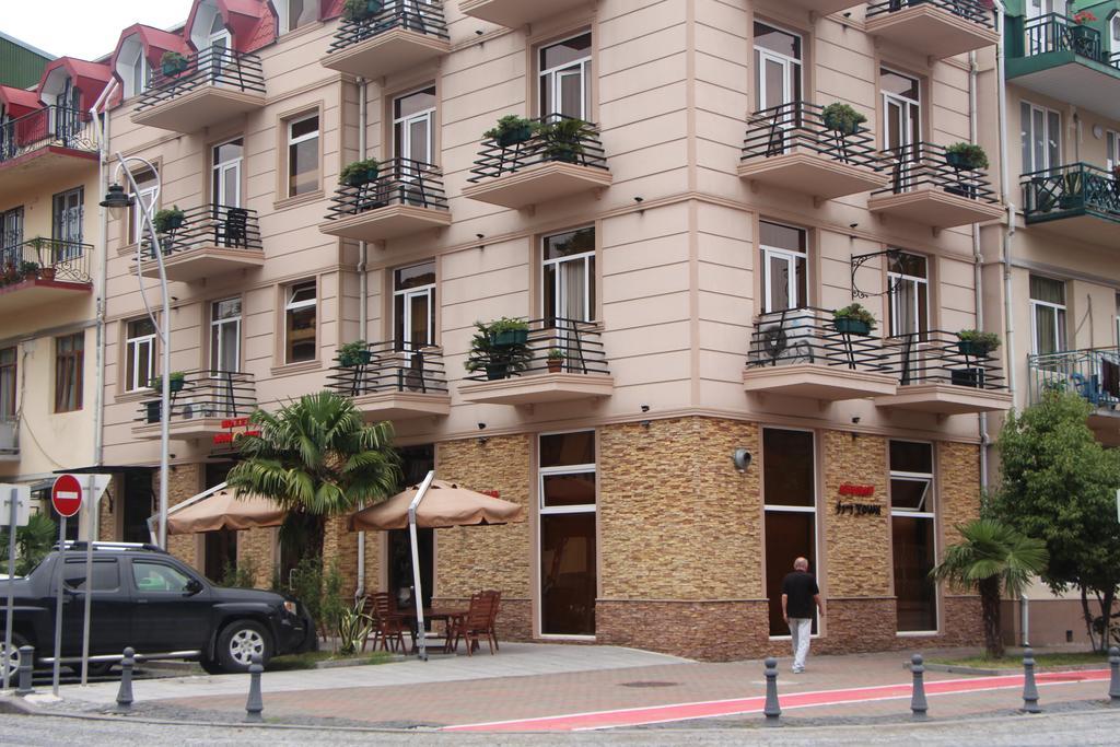 Irise Hotel Batumi Bagian luar foto